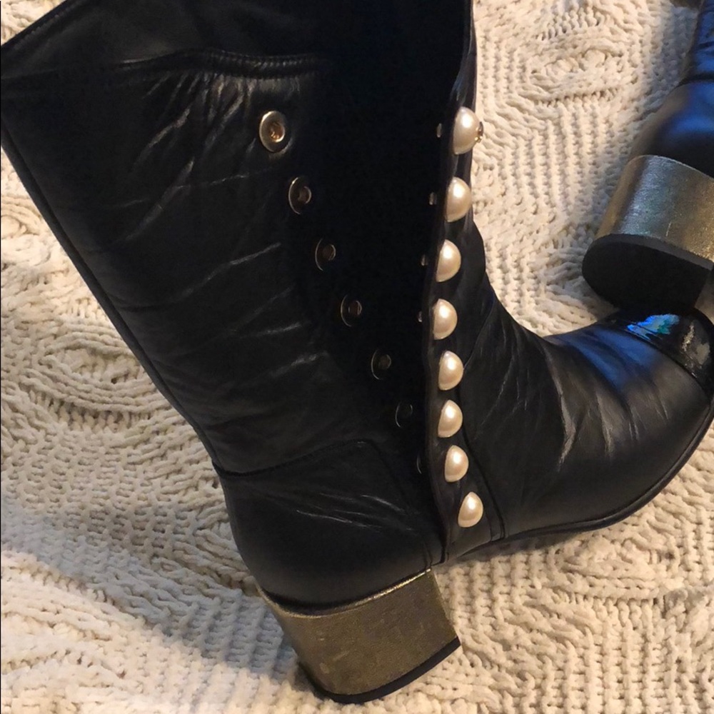 Chanel leather boots with pearl buttons - Picture 6 of 8
